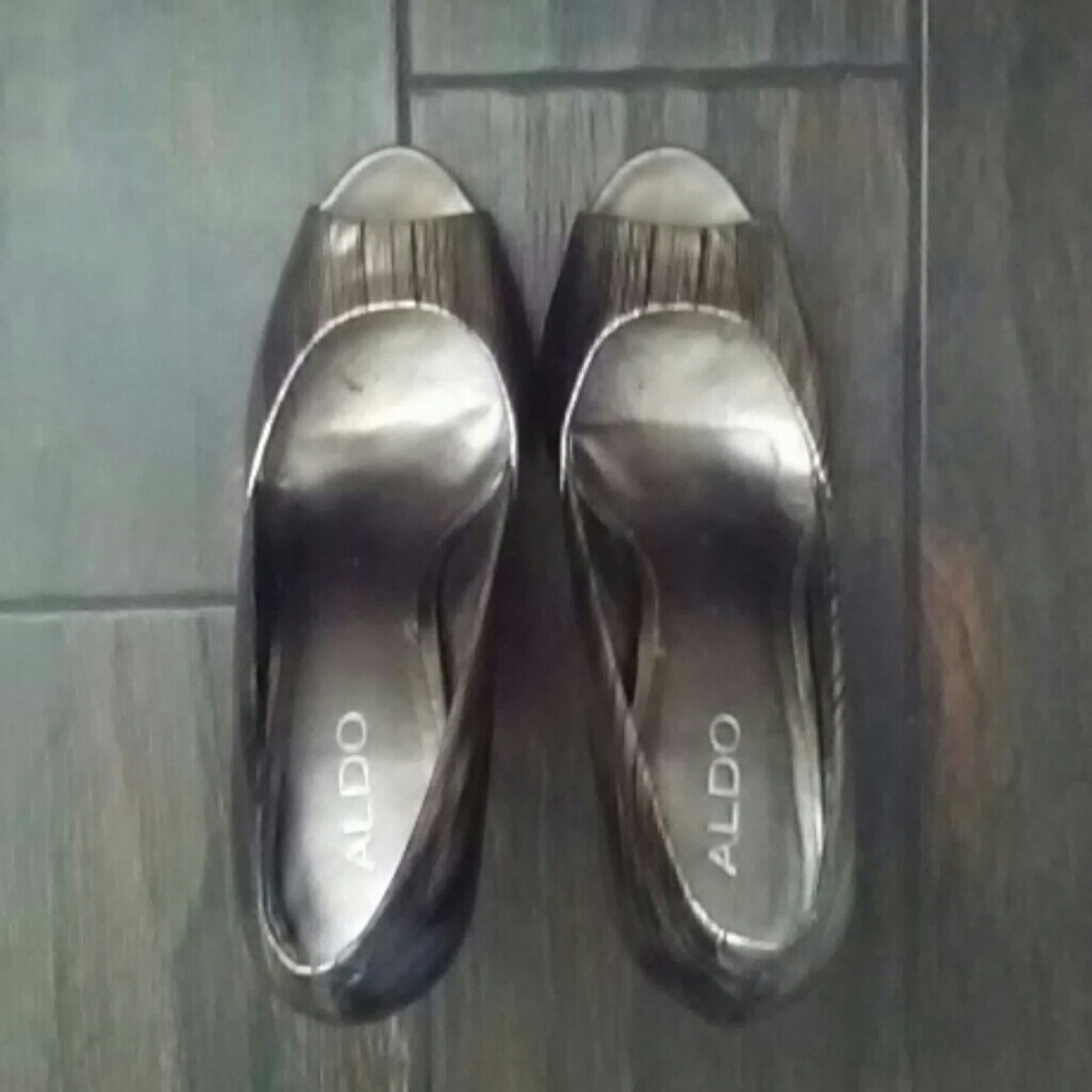 Aldo Gold and Black High Heel Size 9 / 39